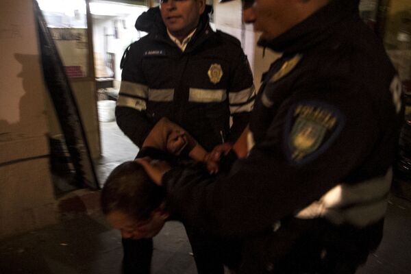 Un hombre es detenido con uso de fuerza policial en Ciudad de México Un hombre es detenido con uso de fuerza policial en Ciudad de México - Sputnik Mundo