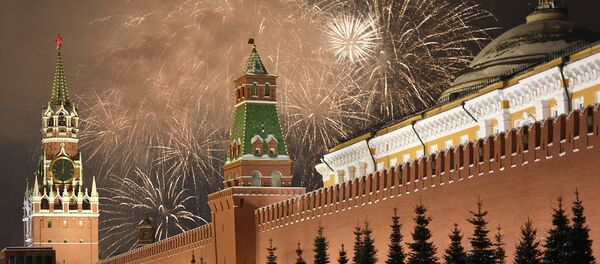 Fuegos artificiales en el cielo sobre el Kremlin - Sputnik Mundo