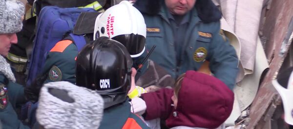 Rescatistas trabajan en la casa derrumbada en Magnitogorsk Rescatistas trabajan en la casa derrumbada en Magnitogorsk - Sputnik Mundo