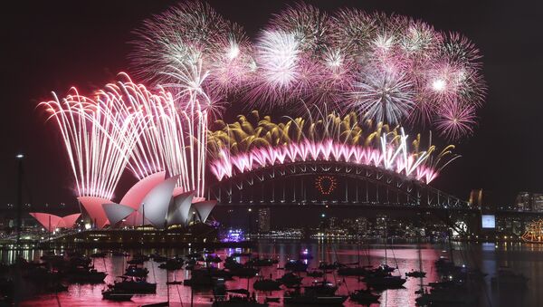 Fuegos artificiales explotan encima del puente de la Bahía de Sídney  - Sputnik Mundo