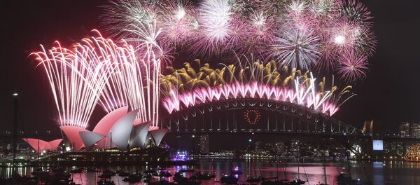 Fuegos artificiales explotan encima del puente de la Bahía de Sídney Fuegos artificiales explotan encima del puente de la Bahía de Sídney - Sputnik Mundo