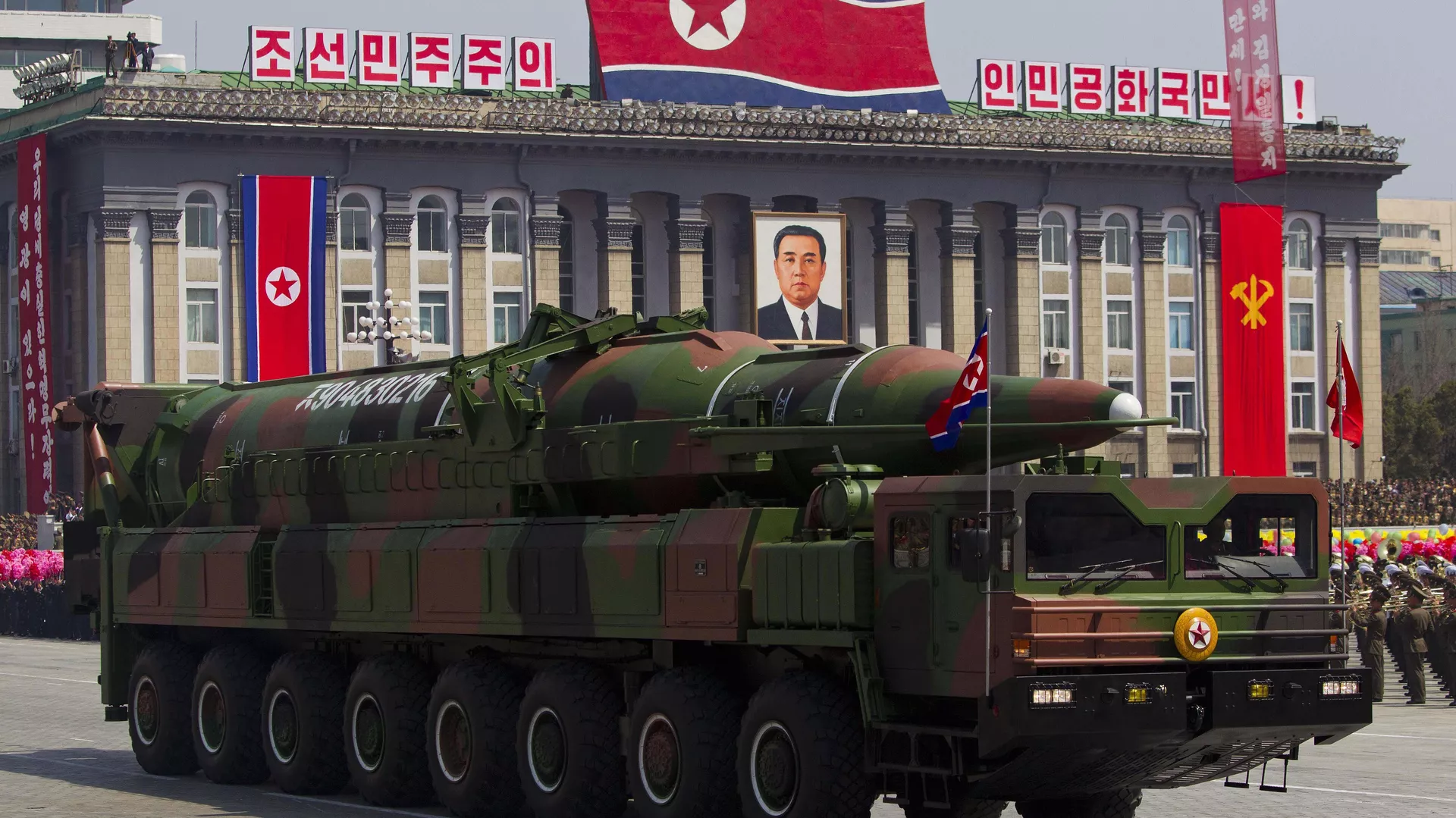 Sistema de misiles intercontinentales de Corea del Norte, mostrados en 2012 Sistema de misiles intercontinentales de Corea del Norte, mostrados en 2012