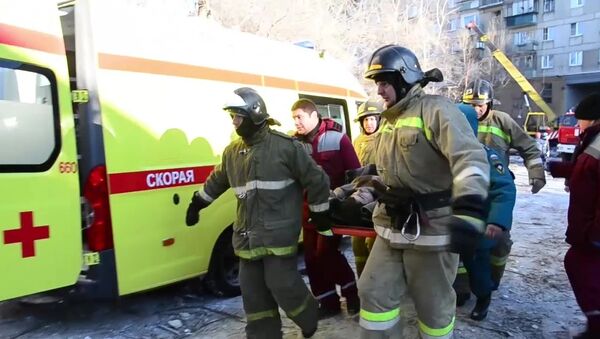Rescatistas trabajan en la casa derrumbada en Magnitogorsk - Sputnik Mundo