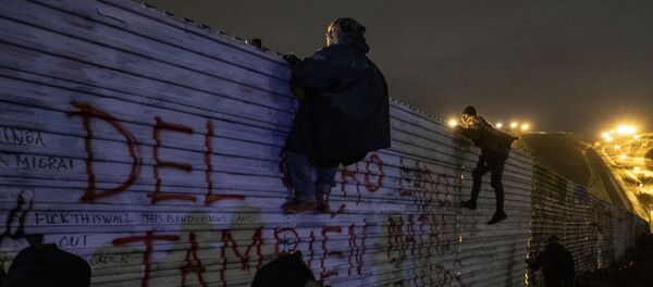 Inmigrantes indocumentados en la frontera entre México y EEUU Inmigrantes indocumentados en la frontera entre México y EEUU - Sputnik Mundo