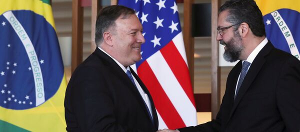 El secretario de Estado de EEUU, Mike Pompeo, y el canciller brasileño, Ernesto Araújo - Sputnik Mundo