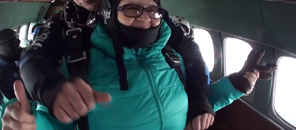 Una rusa se lanza en paracaídas - Sputnik Mundo