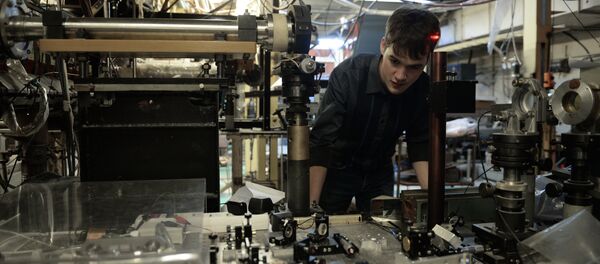 Un científico del Instituto de Física Nuclear en la plataforma donde se encuentra la Trampa Abierta - Sputnik Mundo