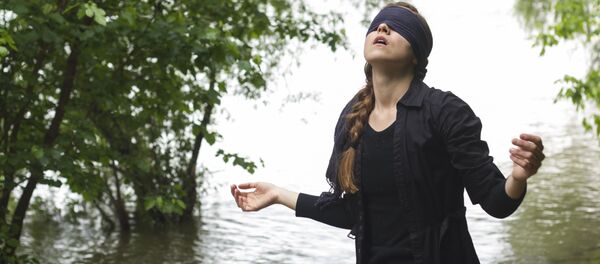 Una joven con los ojos vendados - Sputnik Mundo