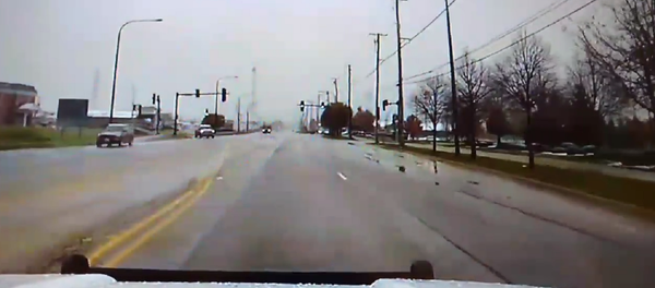 A un paso de la muerte: un auto escapa milagrosamente del choque con un tren - Sputnik Mundo