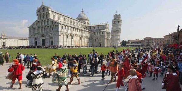 Cada 25 de marzo, las ciudades toscanas de Florencia, Pisa y Siena celebran marchas festivas con trajes tradicionales, música y abanderados, conmemorando el Año Nuevo según la tradición medieval - Sputnik Mundo