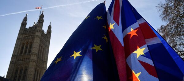 Las banderas de la UE y el Reino Unido - Sputnik Mundo