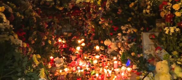 Familiares de las víctimas de Magnitogorsk lloran su pérdida - Sputnik Mundo