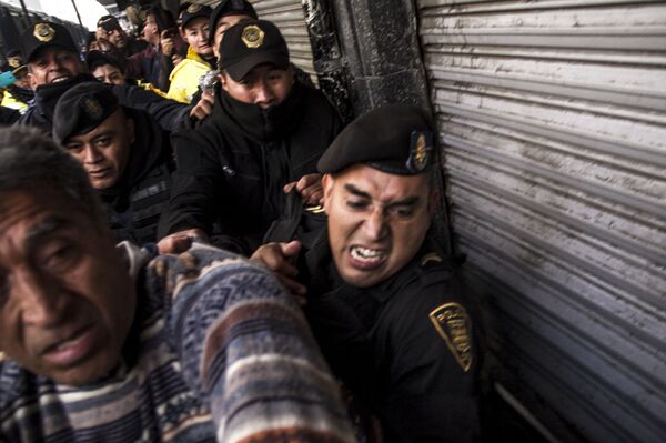 Policía de la Ciudad reprime a los manifestantes frente a la Suprema Corte de Justicia de la Nación - Sputnik Mundo