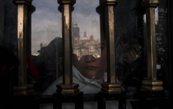 Guardia del edificio de Gobierno de la Ciudad de México durante las mesas de trabajo entre los manifestantes y los funcionarios - Sputnik Mundo