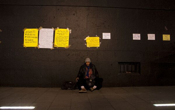 Hombre reposa en el plantón afuera de la Suprema Corte de Justicia de la Nación - Sputnik Mundo