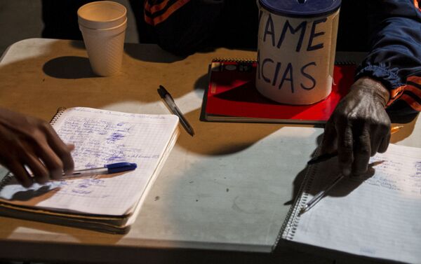 Cuadernos para la recolección de firmas en apoyo a las demandas de los manifestantes - Sputnik Mundo