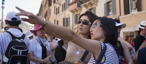 Dos turistas japonesas en Roma - Sputnik Mundo