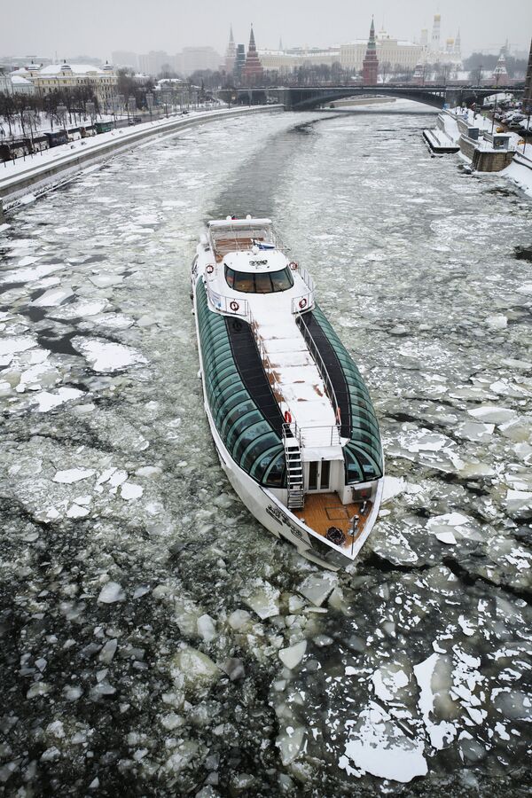 Un barco turístico en el río Moskova en invierno - Sputnik Mundo