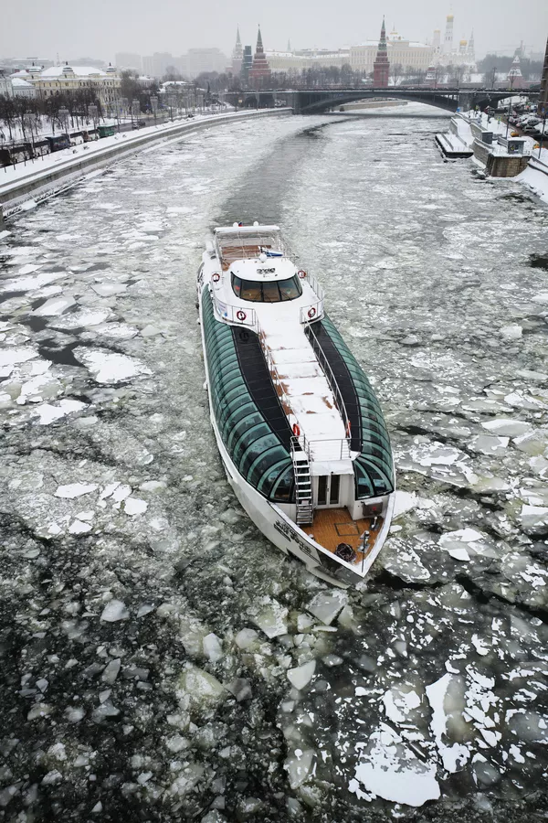 Un barco turístico en el río Moskova en invierno Un barco turístico en el río Moskova en invierno - Sputnik Mundo