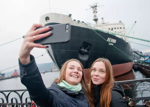 Dos muchachas sacándose una foto al lado del rompehielos Lenin Dos muchachas sacándose una foto al lado del rompehielos Lenin - Sputnik Mundo