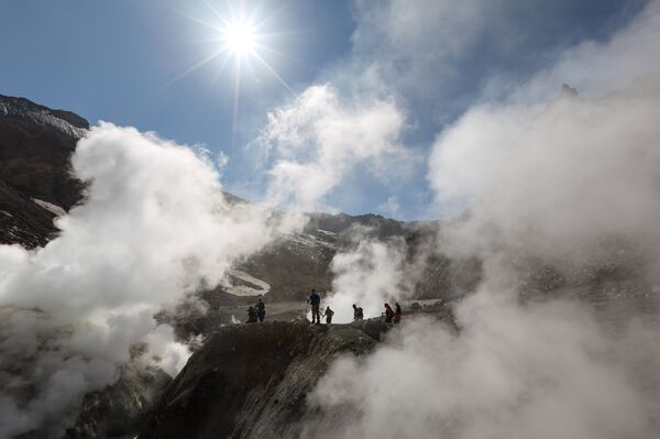 Turistas en el cráter de un volcán de Kamchatka - Sputnik Mundo