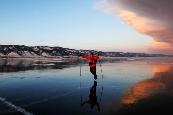 Una persona patinando en el lago Baikal - Sputnik Mundo