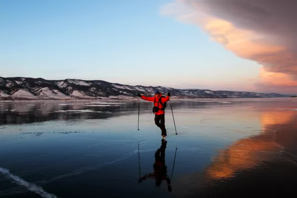 Una persona patinando en el lago Baikal Una persona patinando en el lago Baikal - Sputnik Mundo
