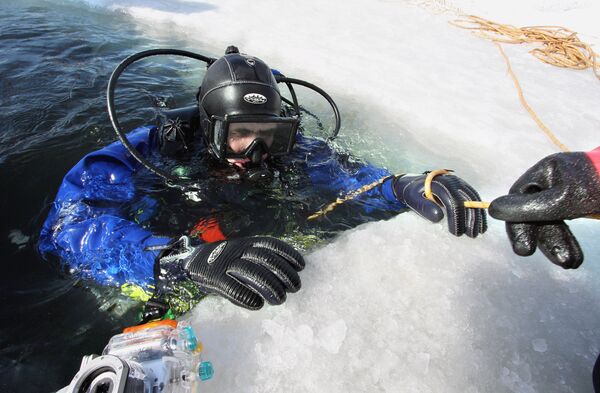 Buceo bajo hielo - Sputnik Mundo