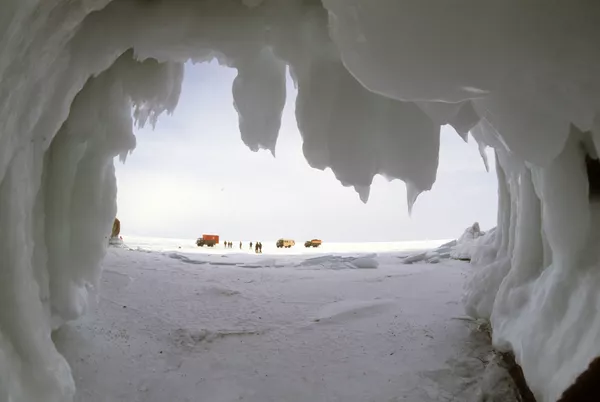 Una cueva helada en el lago Baikal Una cueva helada en el lago Baikal - Sputnik Mundo