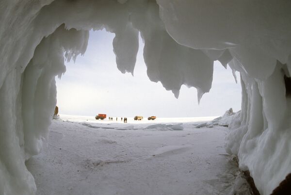 Una cueva helada en el lago Baikal - Sputnik Mundo
