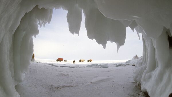 Una cueva helada en el lago Baikal - Sputnik Mundo