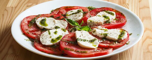 Tomates con mozzarella Tomates con mozzarella - Sputnik Mundo