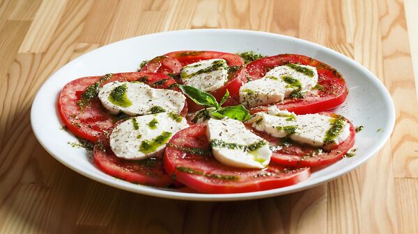 Tomates con mozzarella - Sputnik Mundo