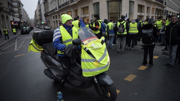 Las protestas de los 'chalecos amarillos' en París - Sputnik Mundo