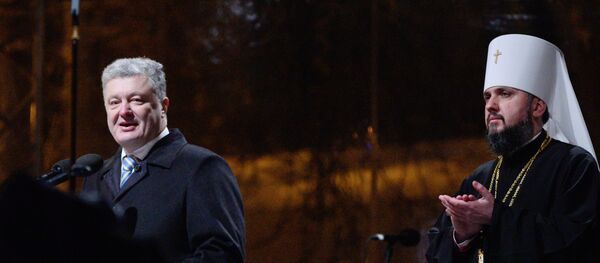 El presidente de Ucrania, Petro Poroshenko, y el jerarca de la nueva Iglesia ucraniana, metropolitano Epifani - Sputnik Mundo