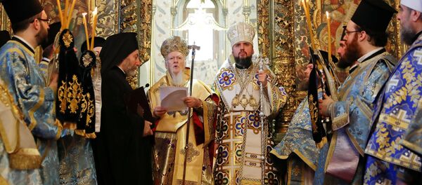 El patriarca de Constantinopla, Bartolomé, y el mitropolito Epifani durante una misa en Istambul - Sputnik Mundo