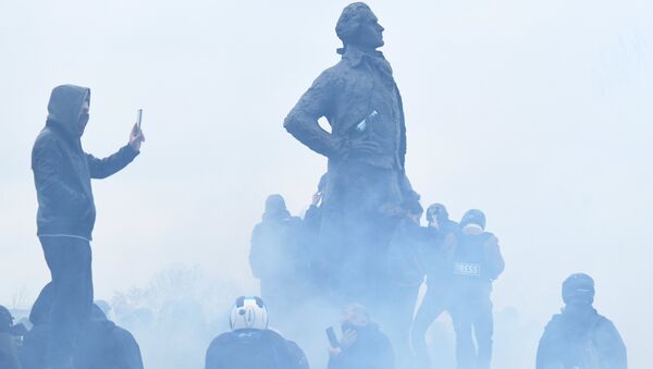 Las protestas de los 'chalecos amarillos' en París - Sputnik Mundo