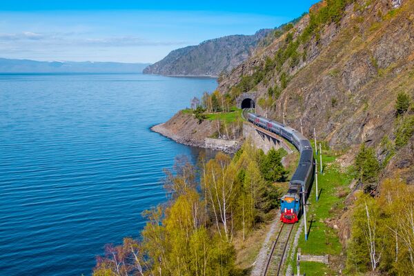El tren Transiberiano en verano, lago Baikal - Sputnik Mundo