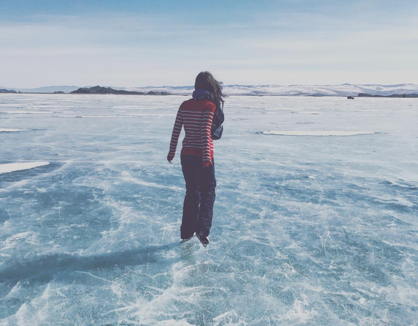 Yulia, patinando en el lago Baikal - Sputnik Mundo