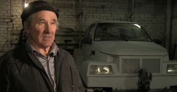 Un jubilado ruso construye un 'tanque' con sus manos - Sputnik Mundo