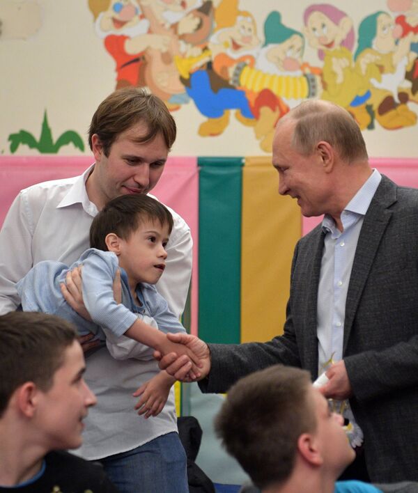 El presidente de Rusia, Vladímir Putin, visita un hospital infantil oncológico - Sputnik Mundo
