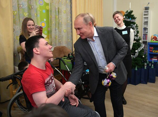 El presidente de Rusia, Vladímir Putin, visita un hospital oncológico en San Petersburgo - Sputnik Mundo