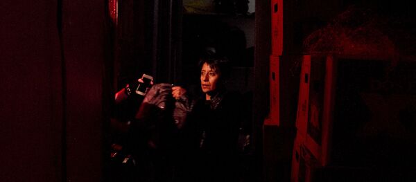 Trabajadora de un bar recibe donaciones de juguetes para repartir el día de reyes - Sputnik Mundo