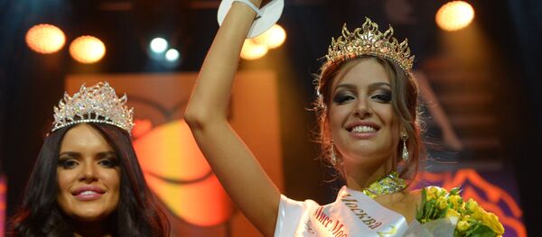 Oksana Voevodina se corona Miss Moscú 2015 - Sputnik Mundo