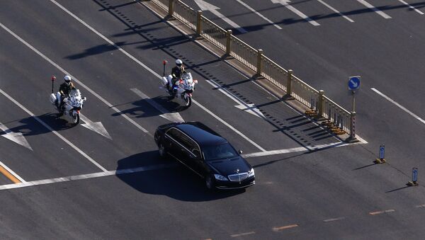 Un vehículo que forma parte de una caravana que se cree que transporta al líder norcoreano, Kim Jong-un, atraviesa el centro de Pekín, China. - Sputnik Mundo