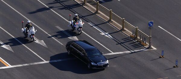 Un vehículo que forma parte de una caravana que se cree que transporta al líder norcoreano, Kim Jong-un, atraviesa el centro de Pekín, China. - Sputnik Mundo