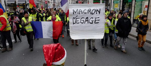 Los 'chalecos amarillos' protestan con el cartel 'Macron, largate!' en París Los 'chalecos amarillos' protestan con el cartel 'Macron, largate!' en París - Sputnik Mundo