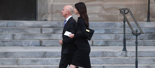 Jeff Bezos y su esposa MacKenzie - Sputnik Mundo