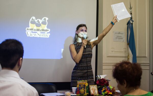 Tamara Yevtushenko muestra el convenio - Sputnik Mundo