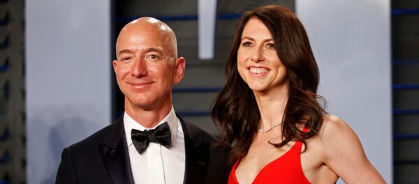 Jeff Bezos y su esposa MacKenzie - Sputnik Mundo